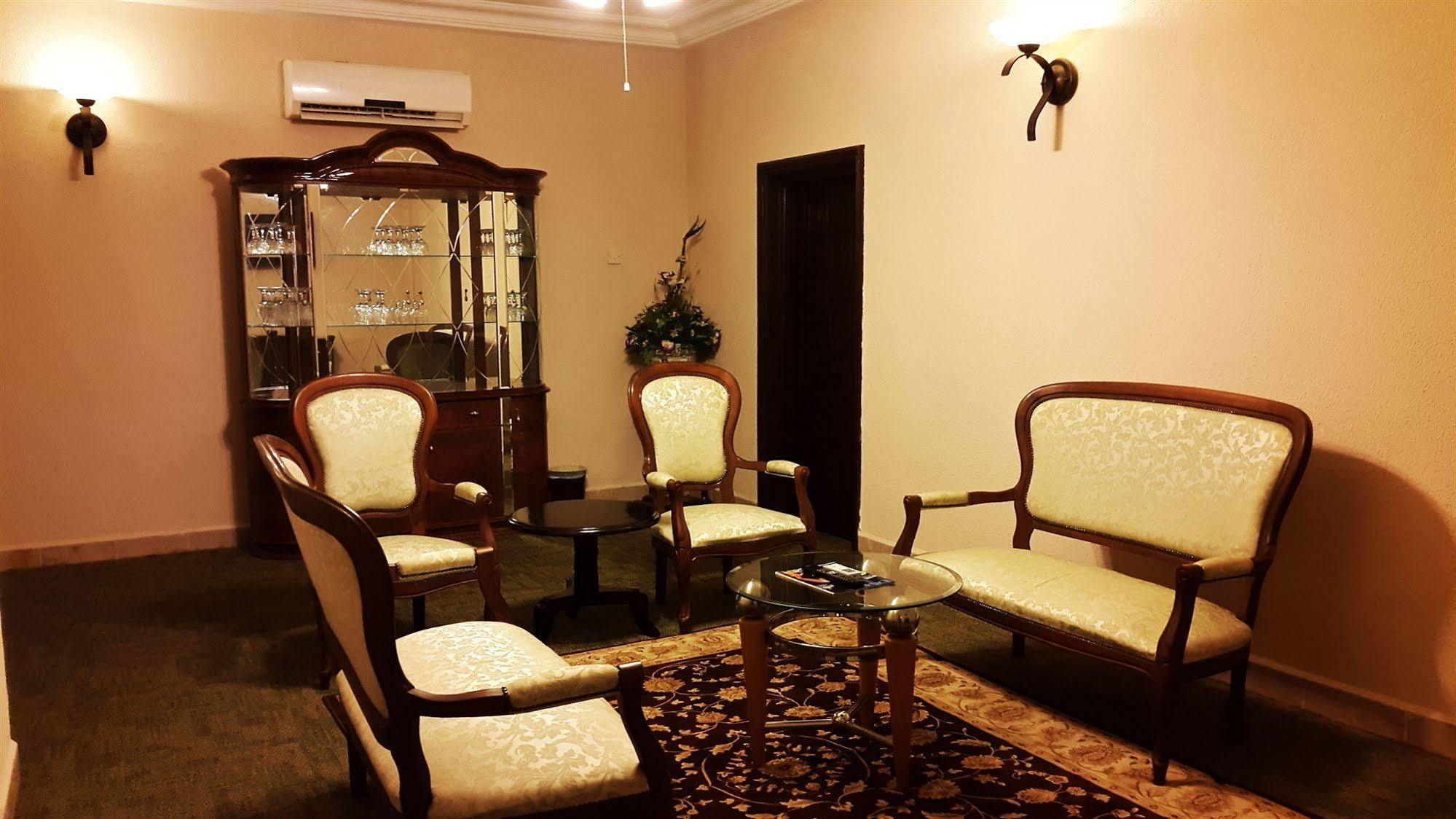 M Plaza Hotel Akra Dış mekan fotoğraf