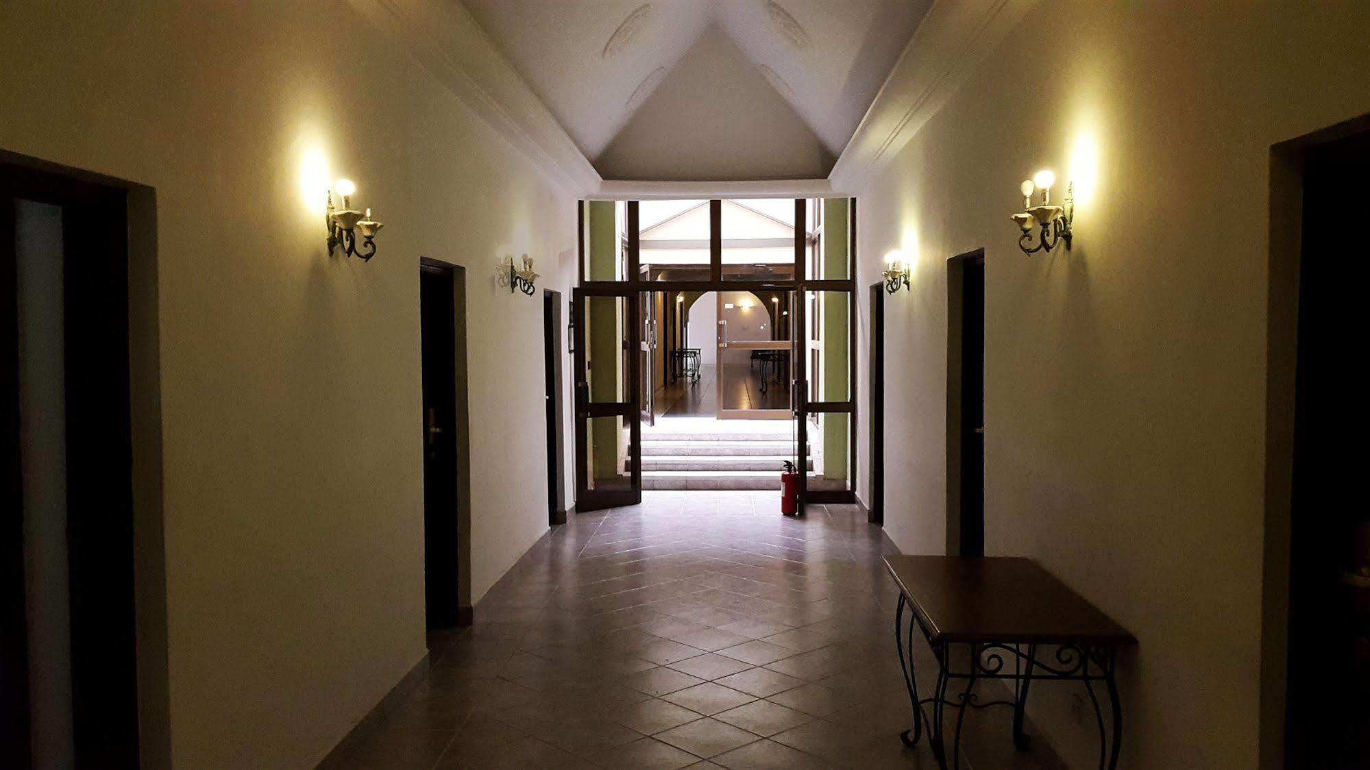 M Plaza Hotel Akra Dış mekan fotoğraf